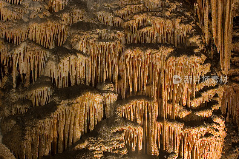 石砌的尼亚加拉瀑布，洞穴“SAEVA DUPKA”